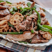 シャキうまっ♡ピーマン嫌いに捧げる！豚こまとれんこんの青椒肉絲風オイスター炒め♡