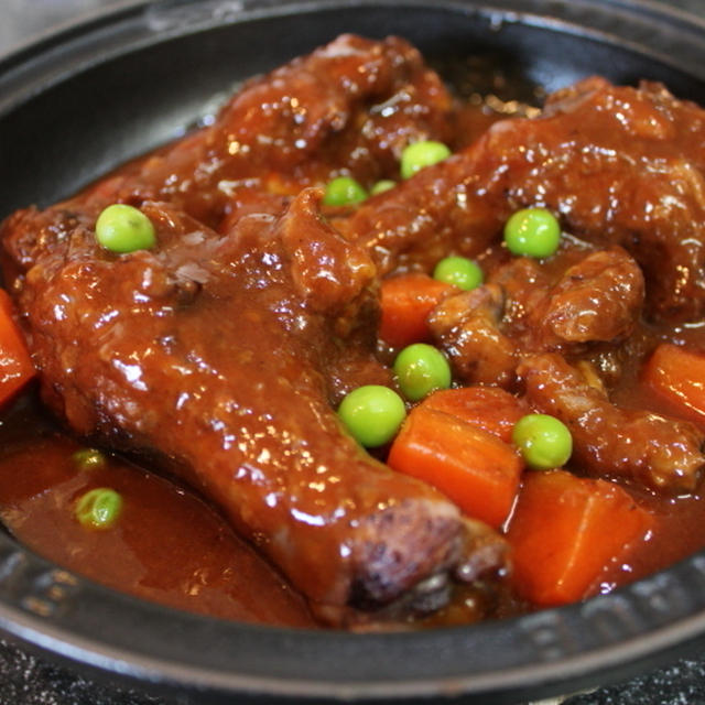 ふらんす厨房で、鶏肉の赤ワイン煮込み