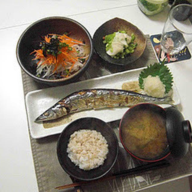 さんまのグリル、大根と人参のサラダ、かぶの即席漬け、お味噌汁（Grilled Pacific Saury, Japanese Radish Salad with Carrots, Green Chilies and Dried Seaweed, Pickled White Radish, and Miso Soup)）