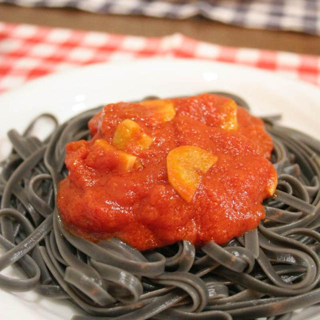 イカスミパスタと豆腐の肉ダレサラダで晩ごはん