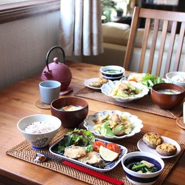 ぶりの竜田揚げ、豚肉と春キャベツの味噌炒めとか。クリスマスローズ。