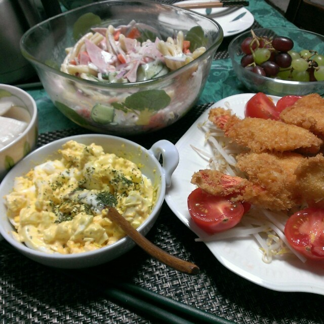 連休中の夕食 海老の開きフライ他