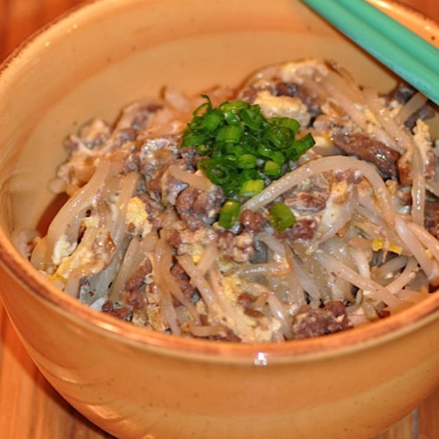 もやしとひき肉の卵とじ丼