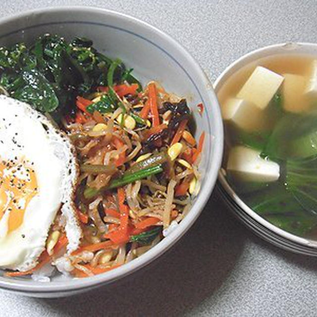 ビビンバ丼。うどんとそばのコラボ