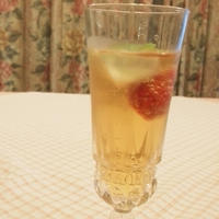 いちごとレモンバームのフルブラの炭酸割り♡