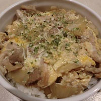 手羽先1本、しめじでかさ増し　ボリュームたっぷりの親子丼