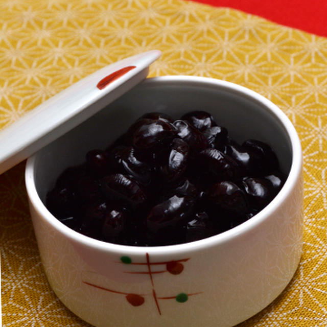 黒糖入り黒豆煮＊圧力鍋。“煮汁は黒豆ラテ♪”　ブリ大根の晩ご飯。