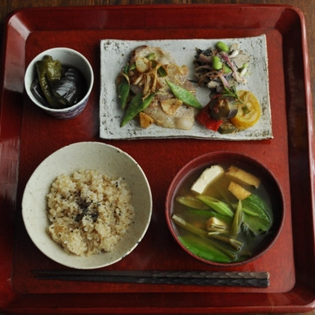 本日の旬野菜定食 空芯菜と厚揚げの味噌汁 豚肉とモロッコインゲンの塩麹ソテー 茄子と甘唐辛子の焼きびたし サラダごぼう のサラダ のプレート By マルシェさん レシピブログ 料理ブログのレシピ満載