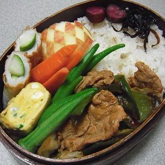 回鍋肉弁当。手を折り畳むきなこ