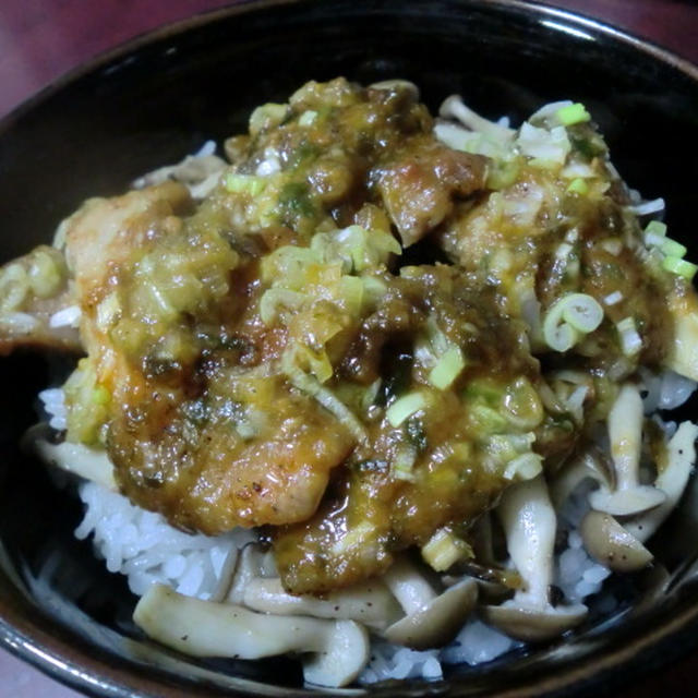 ラー油でピリ辛♪鶏のネギ味噌丼