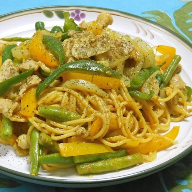 簡単、時短！豚バラ肉と夏野菜のスパイシー！なカレースパゲティ。