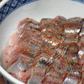 梅酢めしと七味唐辛子でいただいた富山県産いわしお造り丼。