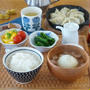 湯気の立つ食卓と納豆餃子