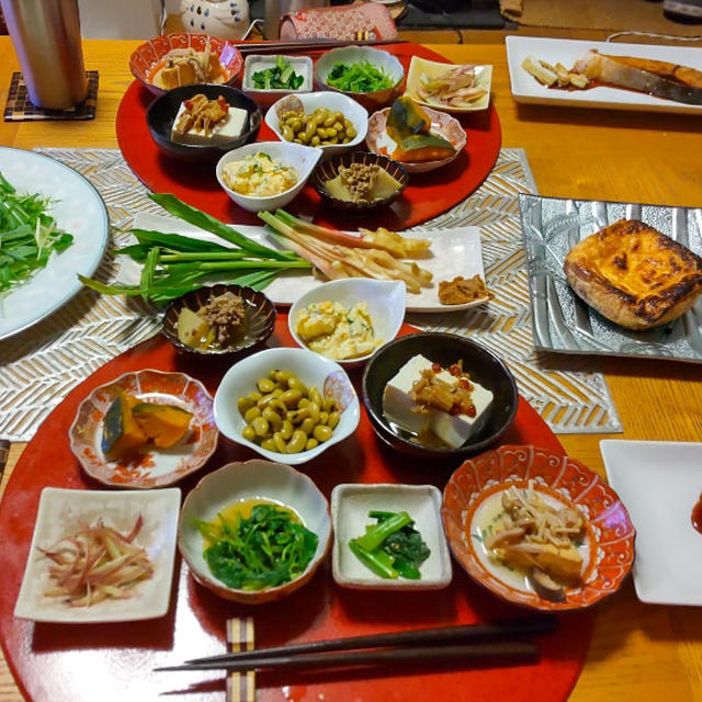 サーモンマリネ、ぶり照り焼き、谷口屋のお揚げ、小鉢9品で晩酌