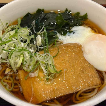 東京のJRの駅で大体食べられる、いろり庵きらく、朝食そば