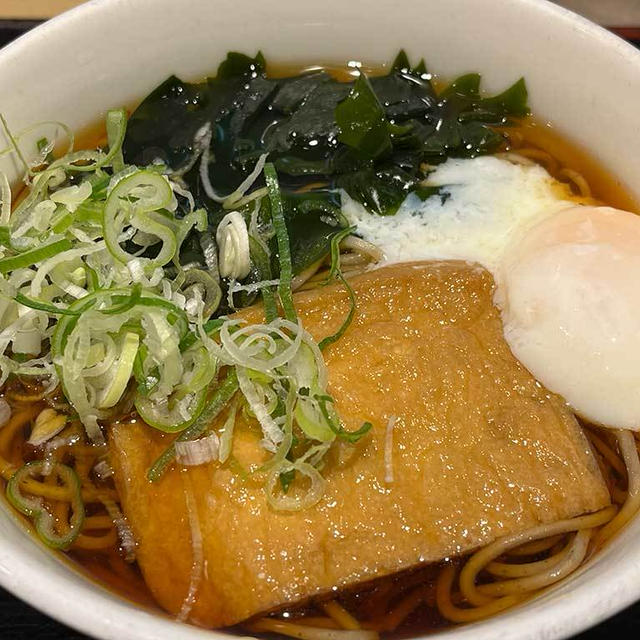 東京のJRの駅で大体食べられる、いろり庵きらく、朝食そば