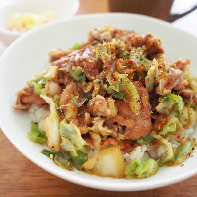 豚こまキャベツの甘辛にんにく丼