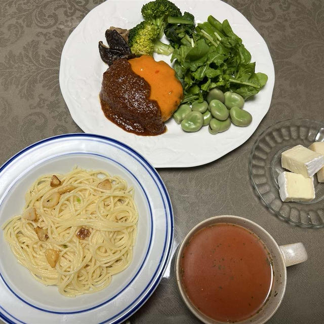 牛挽肉ハンバーグステーキ辛チーズ乗せブロッコリー蚕豆椎茸ルッコラ・ペペロンチーニスパゲティトマト