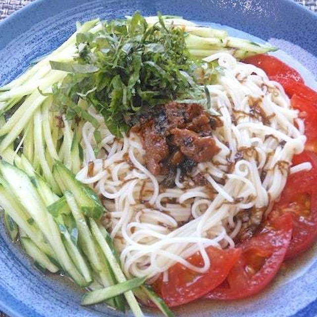 さっぱり＆酸味が嬉しい〜野菜たっぷり！梅もずくのサラダ素麺。