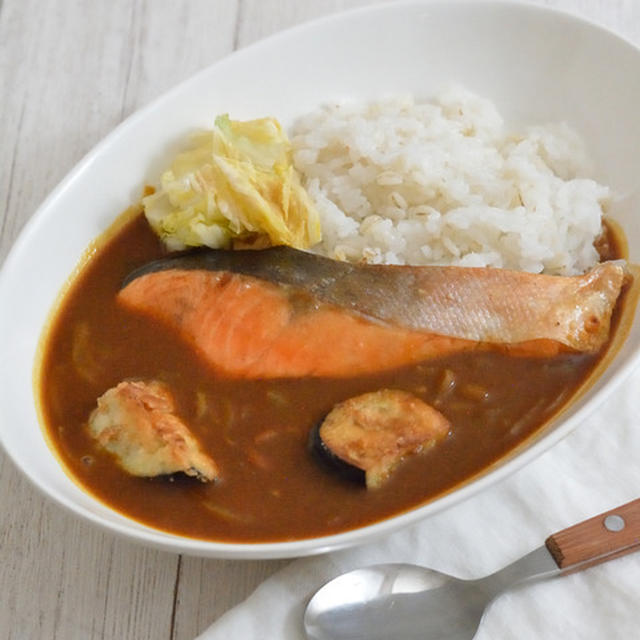 鮭のグリルのっけカレーのごはんの日。