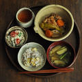 一汁二菜ごはん　栗入りご飯、茄子の味噌汁、豚肉・油あげ・キノコ・甘長（万願寺）唐辛子の韓国風煮物、オクラとトマトの白和え
