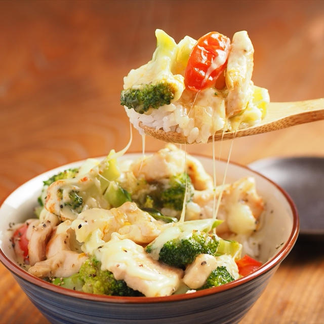 メシ通！鶏むねとブロッコリーのあんかけチーズ丼