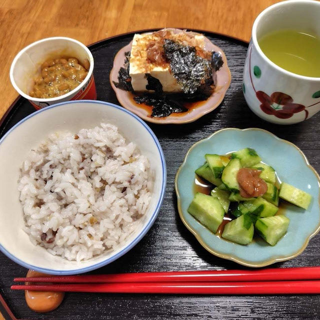 納豆ご飯と冷や奴と梅きゅうり