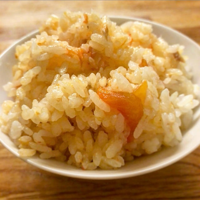 丸ごとトマトとサーモンの炊き込みご飯はいかがでしょうか【家ご飯】。