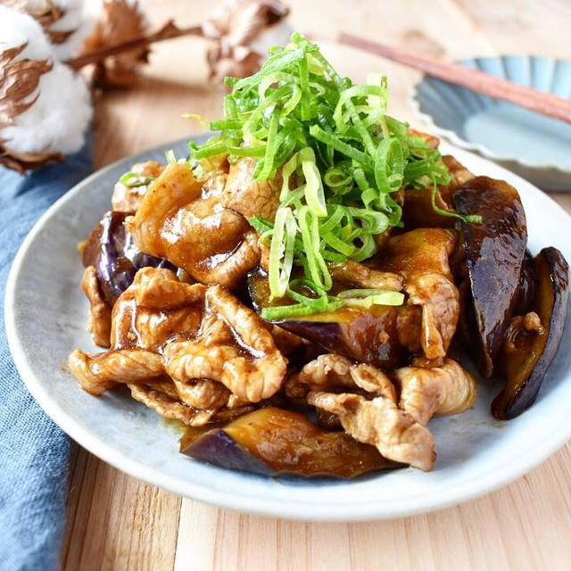 【豚こまとナスの甘味噌炒め】と、まるでカレーパンのようなコロッケ