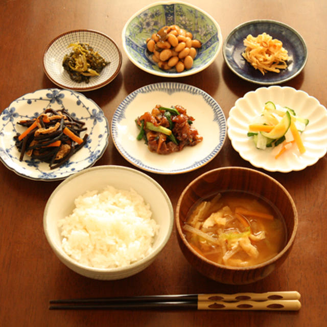 大根と胡瓜の酢のもの、葱と豚の甘辛炒め、ひじき煮、大豆の煮物、で朝ごはん