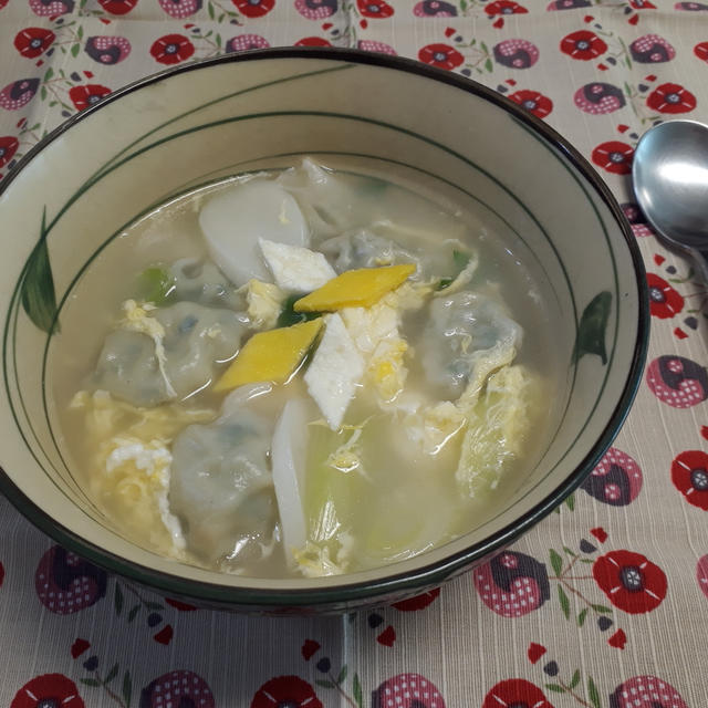 餃子入り餅スープ／떡만두국(トㇰマンドゥクㇰ)