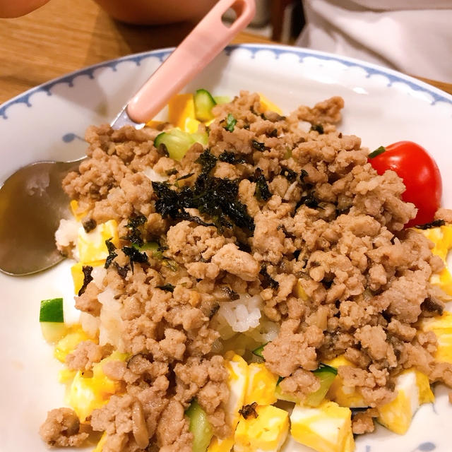 新学期早々学級閉鎖・・・と、そぼろ丼。