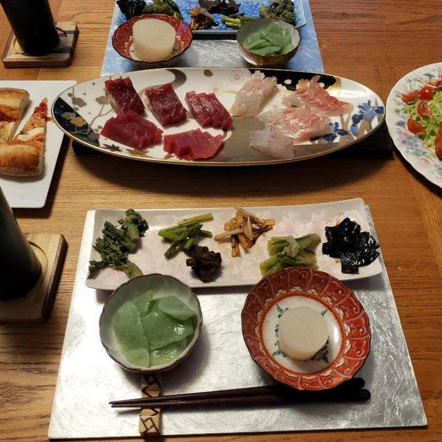 まぐろと鯛のお刺身、きゃべせんフライ添え、ピザ少々、小鉢8品で晩酌