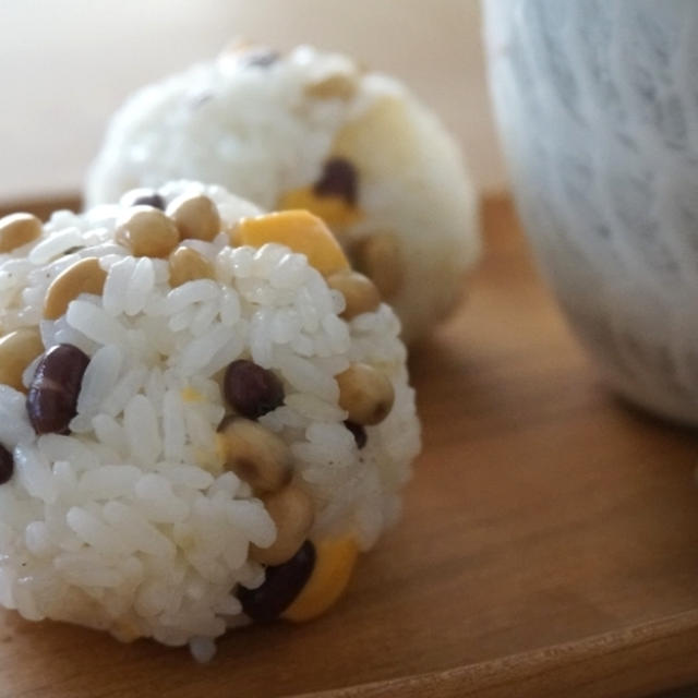 豆とスモークチーズのおにぎり