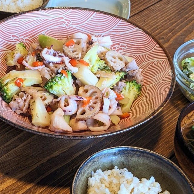 五味一体寿油でイカと野菜、豚肉の蒸し炒め