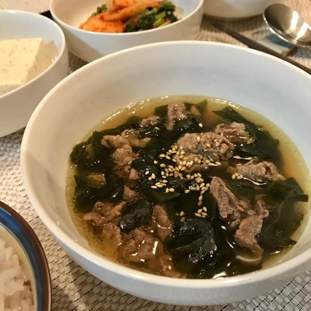 具だくさんな韓国おうちごはん「わかめと牛肉のスープ」。