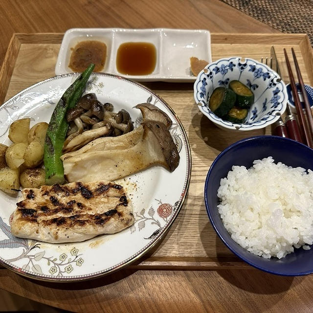 【献立】鶏むね肉と野菜のグリル、きゅうりのニンニク醤油漬け、とうもろこし、おやき