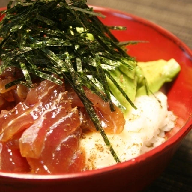 深漬けマグロとアボガドのとろろ丼。