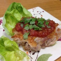 梅風味かけトマ鶏もも肉の蒸し焼き