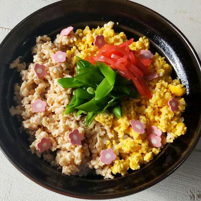 火を使わず時短で完成♪ 電子レンジで作る可愛い3色丼（紅生姜トッピング）