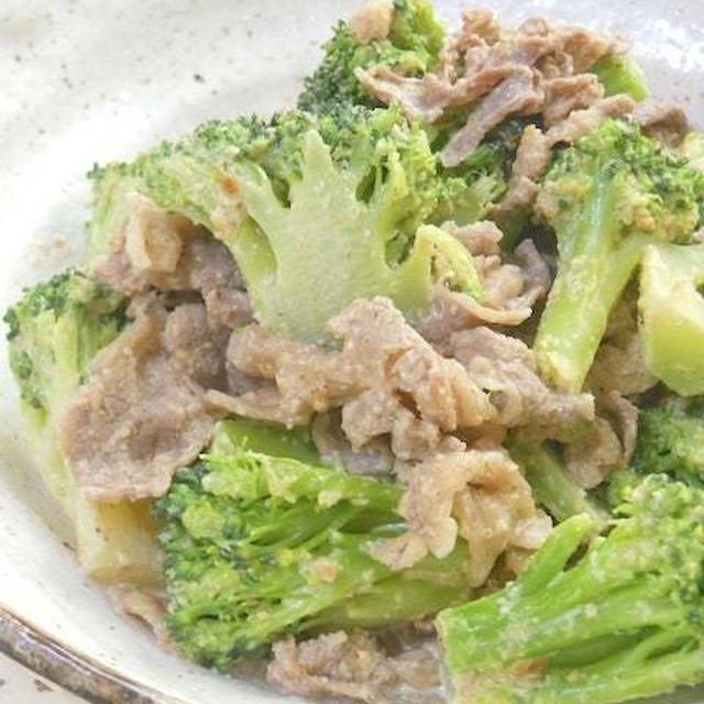 冷凍野菜で簡単＆お手軽〜牛切り落とし肉とブロッコリーのごま味噌マヨ和え。