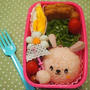 日傘を持ったうさぎちゃん弁当
