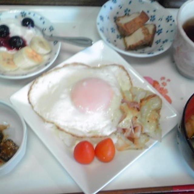 今朝の自分ご飯、目玉焼きってご飯に乗せた方が美味しいよね♪