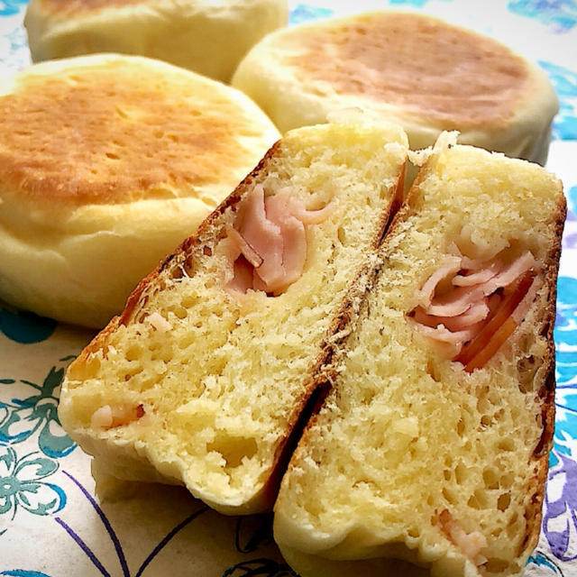 フライパンだけで作れるもちふわハムパン！みなさんもおうちでいかが？