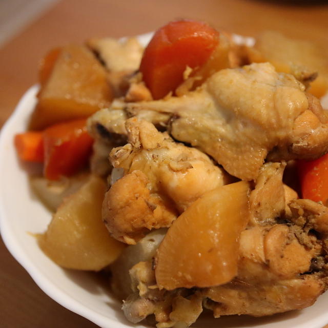 ホットクックの一番お気に入り、鶏肉の甘辛煮。　と日曜日のランチは手作りナンとほうれん草カレー。