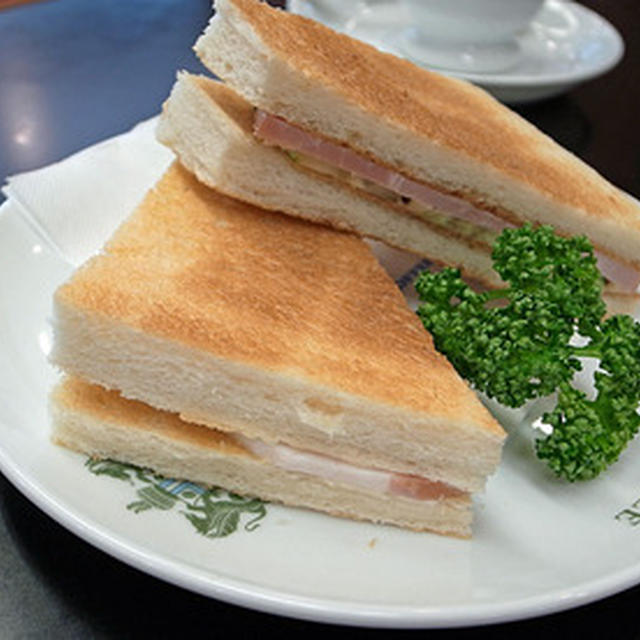 朝は「イノダコーヒー」・昼は「スマート珈琲」