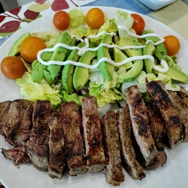 秋晴れの中でゴルフ ～ レストランで食べたステーキサラダの再現