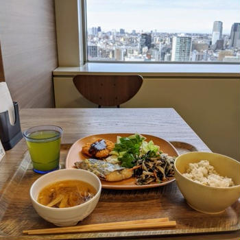 18階からの眺望とお野菜いっぱいのヘルシーランチ♪東京オペラシティ社食「GREEN’S CAFE」