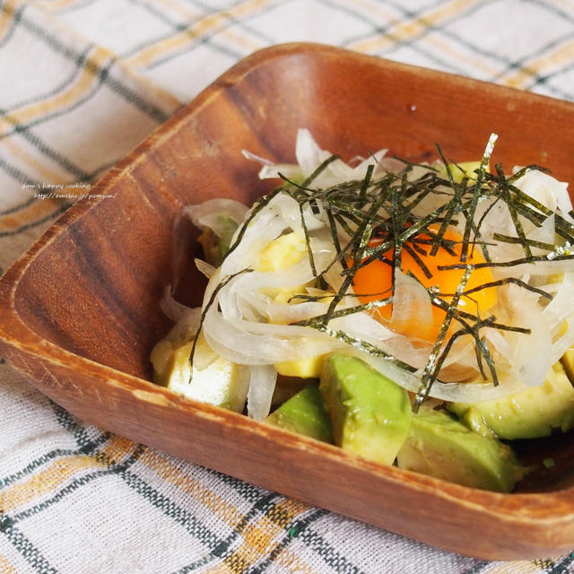アボカドの巣ごもりサラダ
