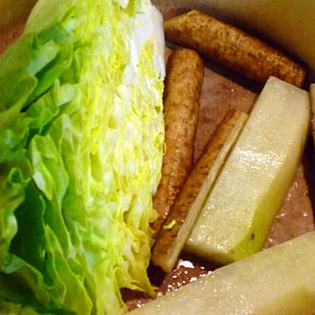 ラム肉のグリル、バジルサワーソースとたっぷり野菜、チーズパスタ添え